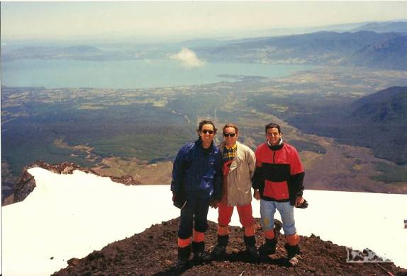 Em foto da viagem de 1992, com o Haroldo e o Pfeifer na subida do vulcão Villarrica, na região de Pucón, no sul do Chile